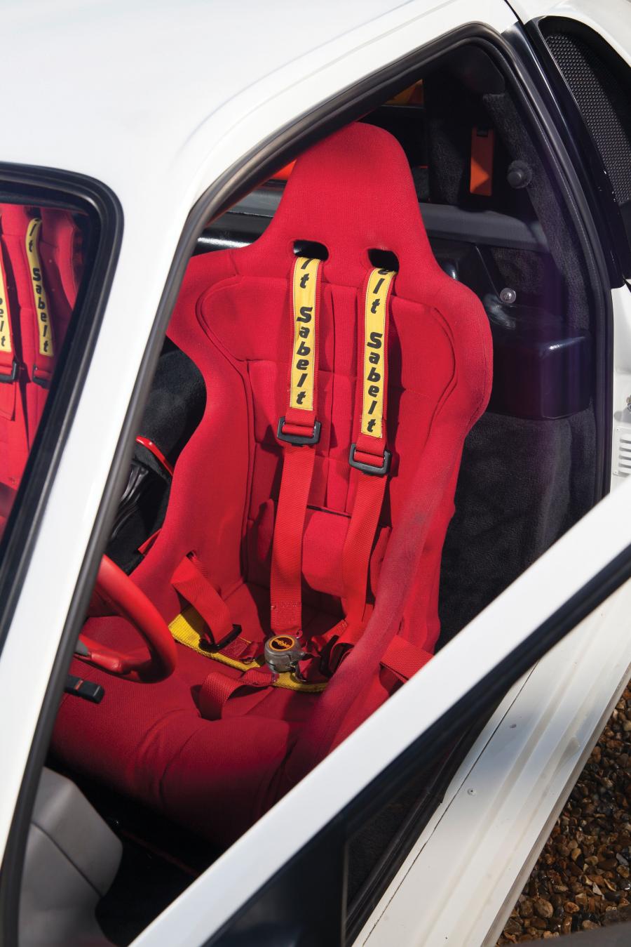 Интерьер Ford RS200 Evolution 1984 года  (фото 30 из 45)